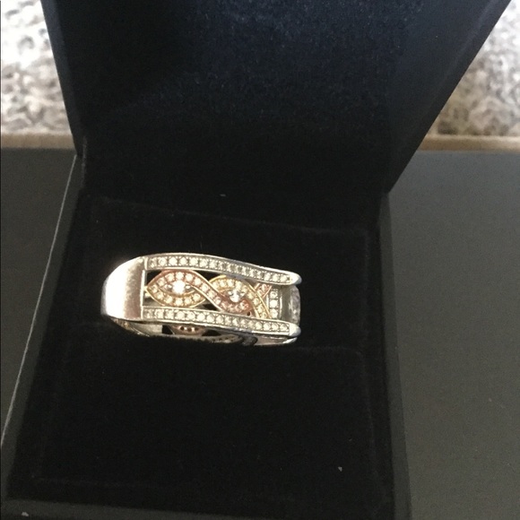 ❌SOLD❌ Jeulia Tri-Tone Ring - Picture 4 of 6